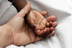 La Consulta: anche i single possono adottare minori stranieri