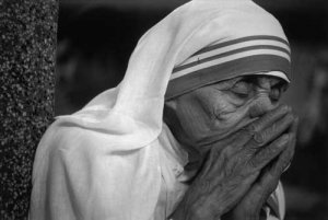 I politici albanesi abusano delle origini di Madre Teresa