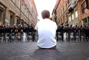 Definitiva la prima condanna ai poliziotti che compirono violenze durante il G8 ma i condannati hanno fatto carriera