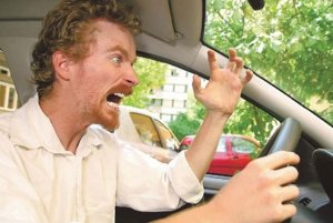 L'uomo al volante: un animale in gabbia