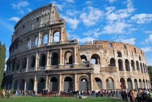 La Tour Eiffel batte il Colosseo e l'Italia perde la battaglia degli assetti immateriali