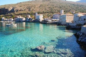 Lieve miglioramento per il turismo greco ma...