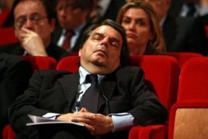 Si accendono le lotte sociali e nei palazzi preparano la brace per cucinare il maiale