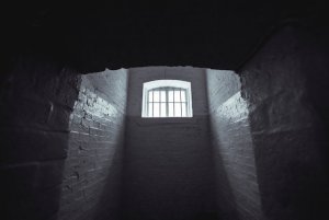 Incinta di due gemelli, è in carcere senza copertura ginecologica: il caso a San Vittore