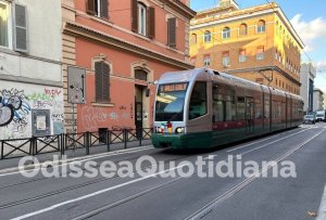 Tram linea 8 su viale Trastevere a Roma durante le modifiche di servizio per i lavori nell’area del Parco del Celio (9-15 marzo)