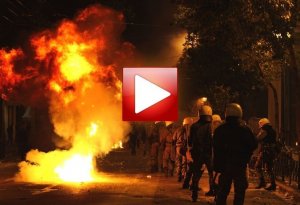 Grecia, 100mila in piazza ad Atene tra molotov e palazzi in fiamme. 54 feriti, oltre 20 arresti