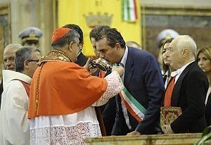 De Magistris bacia la teca del sangue di San Gennaro: "scelta personale"