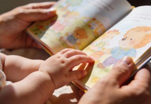 leggere ad alta voce libro genitore bambino lettura condivisa sviluppo neurale