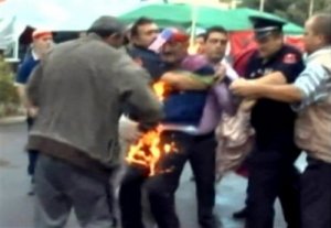 Albania, gli ex prigionieri politici si danno fuoco per avere giustizia