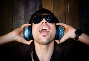Ascoltare musica nuova gratifica il cervello. Lo dice la scienza, eh!