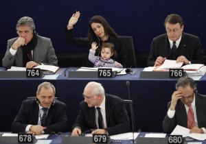 Ronzulli: aggiungi una bimba a tavola (e all'Europarlamento)