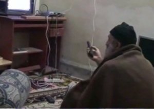 Bin Laden è mancino ma nel video usa la destra: è un falso?