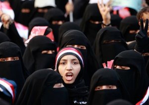 Donne yemenite in protesta, veli in fiamme nella piazza di Sana'a