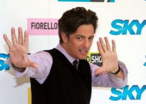 Fiorello diverte e si diverte tra Berlusconi, Mentana e Turturro
