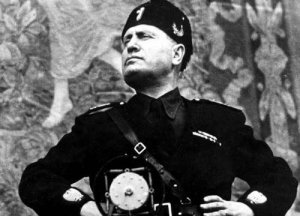 Berlusconi difende l'opera di Mussolini e si conferma a capo di un'Italia intoccabile