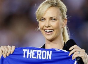 Charlize Theron cerca casa a Monforte d'Alba: che voglia diventare produttrice di Barolo?
