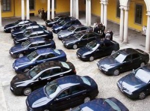 Chiedo spiegazioni su un'auto blu e il giorno dopo mi telefona la Polizia