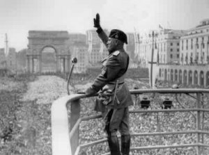 La lezione del fascismo e la ripetizione berlusconiana