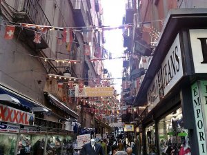 Lezioni di vita e di cucina nella Napoli dei Quartieri Spagnoli