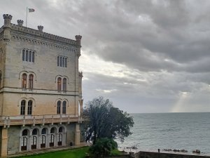 La leggenda sul colonnello Bowman che scampò all'attentato perché non dormì a Miramare, il castello maledetto da Carlotta