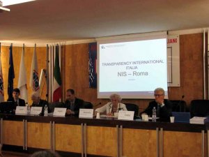 Corruzione. Per Transparency International indignarsi non basta e il professor Piga denuncia la scarsità di mezzi