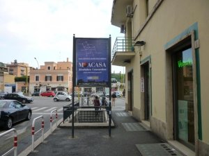 Roma. Che fine hanno fatto i pali della M rossa che indicano la fermata della metro A, Porta Furba Quadraro?