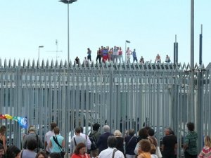 CIE: la protesta delle ciabatte a Ponte Galeria