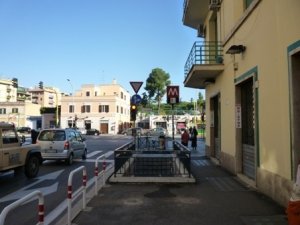 Riapparsi, dopo due anni, i pali della M rossa della fermata metro A di Roma