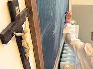 La crociata in difesa del crocefisso dei "cristianisti da combattimento"
