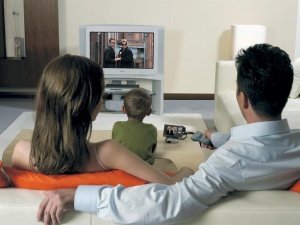 Intellettuali, giù dallo scranno! Il vero potere è nella tv