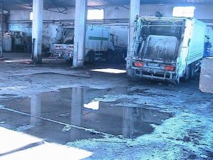 Rifiuti Campania: "Qui dentro si muore", sede di lavoro colma di rifiuti e sostanze nocive