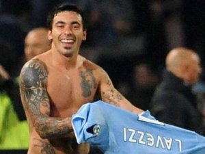 Iene: Lavezzi in giro per Napoli travestito da aiuto cameraman