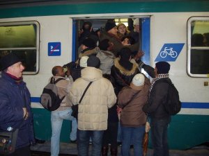 Il Sindaco di Ladispoli e i pendolari della Civitavecchia - Roma dichiarano guerra a Trenitalia