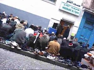 Francia, scatta il divieto di pregare per strada, prime proteste dei musulmani