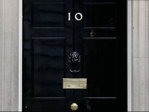 Nubi continentali su Downing Street, Cameron rischia la disfatta