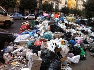 Rifiuti: Napoli rischia una "multa colossale", ma De Magistris dice che la crisi è finita