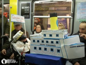 Carnevale: bimbo vestito da Schettino virale in rete. Goliardia o cattivo gusto?
