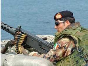Militari italiani 'occuperanno' la Somalia: tra pirati, giacimenti di petrolio e traffico di rifiuti