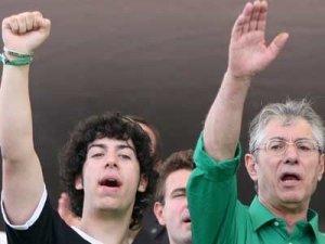 Ora il trota affonda... ma c'è chi voleva Renzo Bossi Re