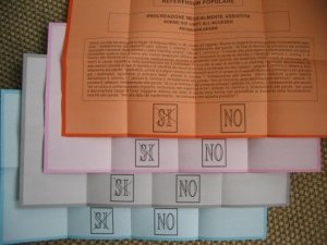 Depositate 1.300.000 firme per il referendum "anti-casta"