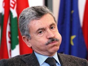 Ho visto raccolte firme... per D'Alema