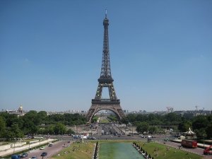 La guerra dei capi all'ombra della Tour Eiffel