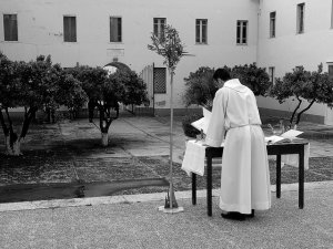 Benedizioni pasquali a scuola: "Non v'è spazio per riti religiosi"