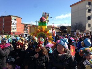 Il Carnevale di Scampia grida “legalità e riscatto” sul carro anticamorra