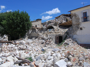 Nel mare di rovine, le macerie come onde Le rovine di Castelnuovo