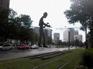 Il reddito di cittadinanza svincolato dal concetto di lavoro è la più grande rivoluzione dell'umanità contemporanea dei paesi civili.