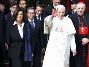 Papa Benedetto XVI in visita al carcere di Rebibbia. Contrastare il sovraffollamento dei penitenziari è un dovere sociale