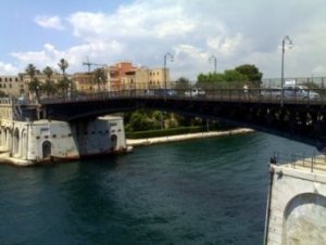 Taranto, il ricatto per una morte certa
