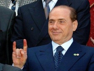 Silvio Berlusconi racconta barzellette sui lager