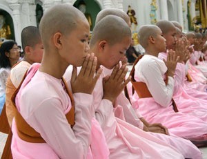 Nepal, monache buddiste si danno al kung fu